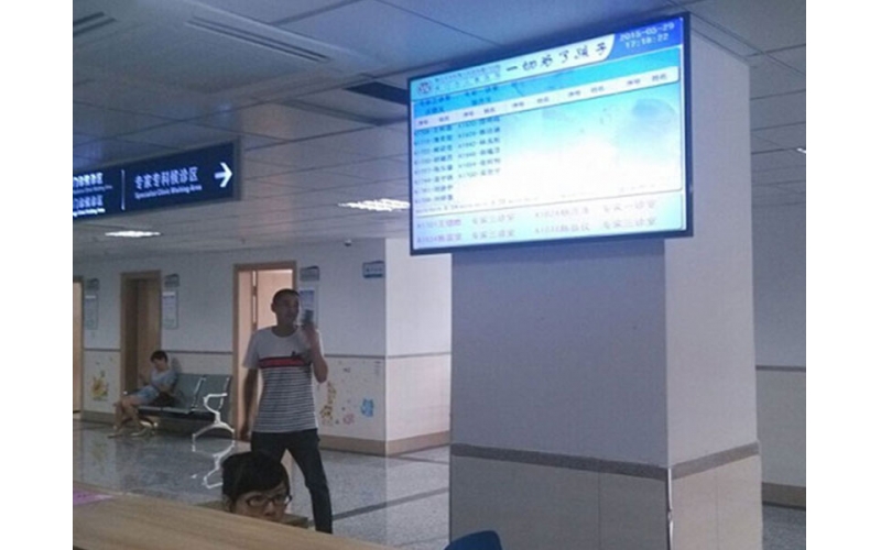 龍崗婦幼保健院壁掛式廣告機安裝案例